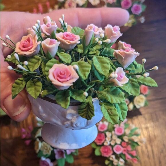 14 different miniature porcelain flower arrangements - Picture 11 of 13